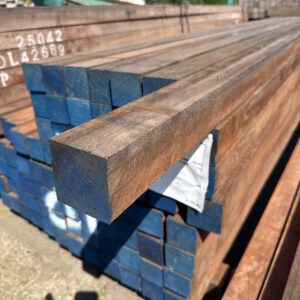 600.010 Hardhouten Paal  L.6.00 m  7 x 7 cm