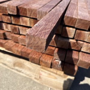600.370 Hardhouten paal    L.1.50 m  4 x 4 cm